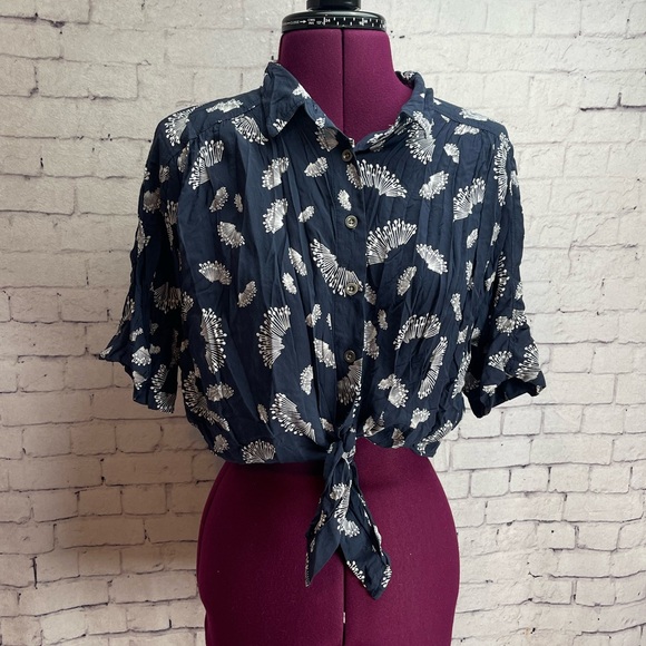Urban Outfitters Tops - Urban Outfitters size medium cropped button down shirt